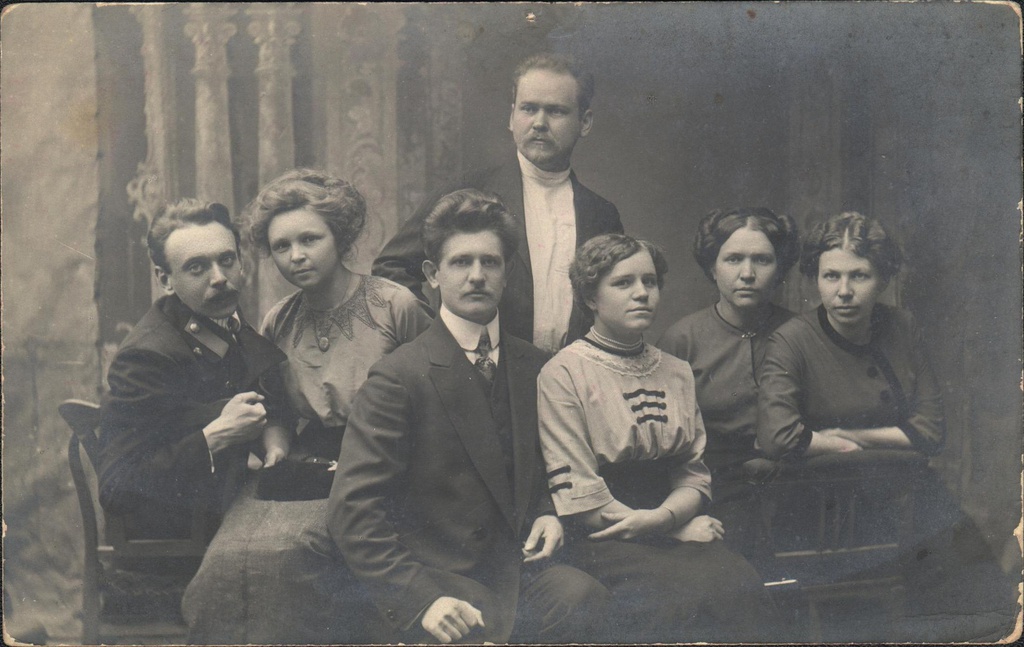 Групповой портрет Александры Александровой и ее друзей, 1900 - 1905. Александра Александрова крайняя справа. Почтовая фотокарточка из ее архива.Предположительно, Саратов.