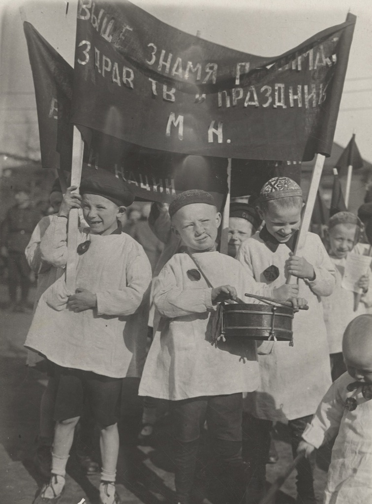 Детский сад завода «Мосэлектрик» на демонстрации, май 1931, г. Москва. Выставка «Москва 1930-х из собрания Музея Москвы» с этой фотографией.