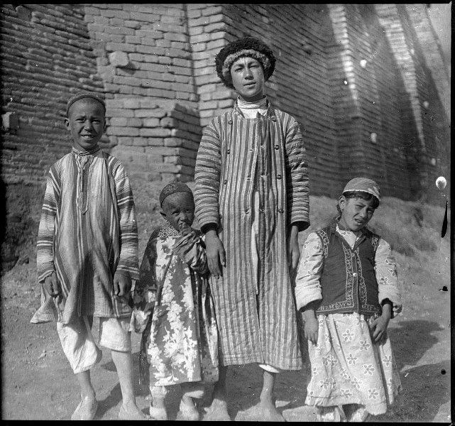 Дети на фоне кирпичной стены, 1926 - 1935, Узбекская ССР, г. Бухара