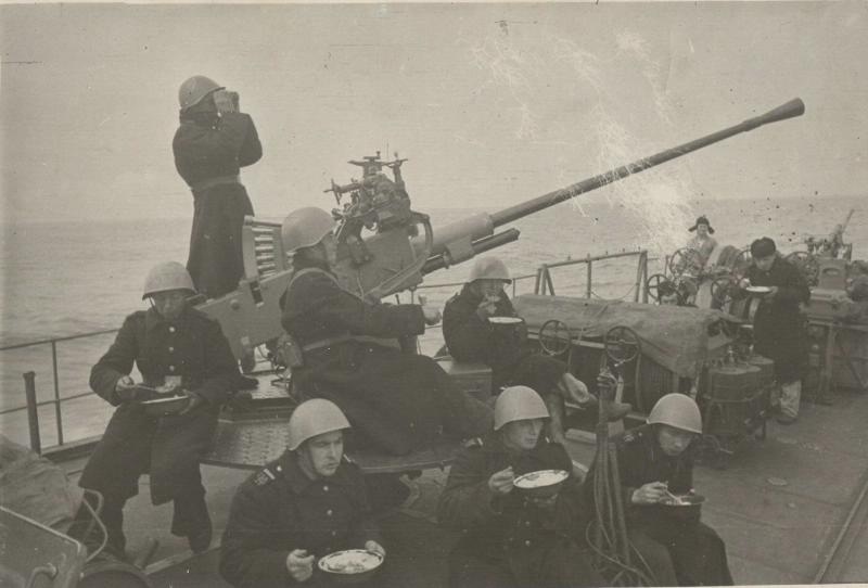 Обед на палубе военного корабля, 1943 - 1945. Выставка: «Балтфлот не подведет» с этой фотографией.&nbsp;