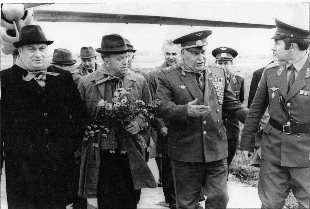 Трижды Герой Советского Союза, маршал авиации Александр Иванович Покрышкин в Калиннинграде, 11 ноября 1979, Калининградская обл., г. Калининград. Выставка «Калининград» с этой фотографией.
