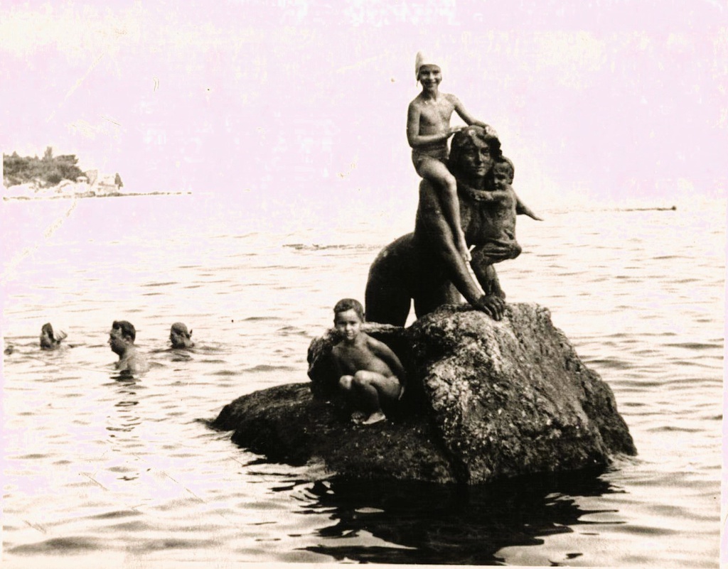 На море в Мисхоре летом 1962 года, июнь 1962, Украинская ССР, Крымская обл., п. Мисхор. Выставка «Лето 1960-х» с этой фотографией.