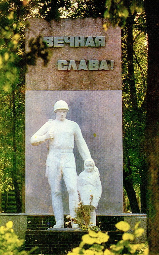 Памятник работникам фабрики «Свободный пролетарий», погибшим в годы Великой Отечественной войны, 1980 год, Владимирская обл., г. Вязники. Ныне «Вязниковский льнокомбинат». В годы Великой Отечественной войны сотни работников фабрики ушли на фронт. Ткачами прежде по большей части работали мужчины, они и встали в строй. Сражались они стойко, многие показали себя героями. Например, бывший начальник ткацкого цеха Анатолий Баев был награжден орденами Красной Звезды и Отечественной войны, а также многими медалями. Впрочем, в храбрости им не уступали и женщины. Так, бывшая ткачиха «Свободного пролетария» Евдокия Ухова на фронте стала сержантом и командиром орудия.