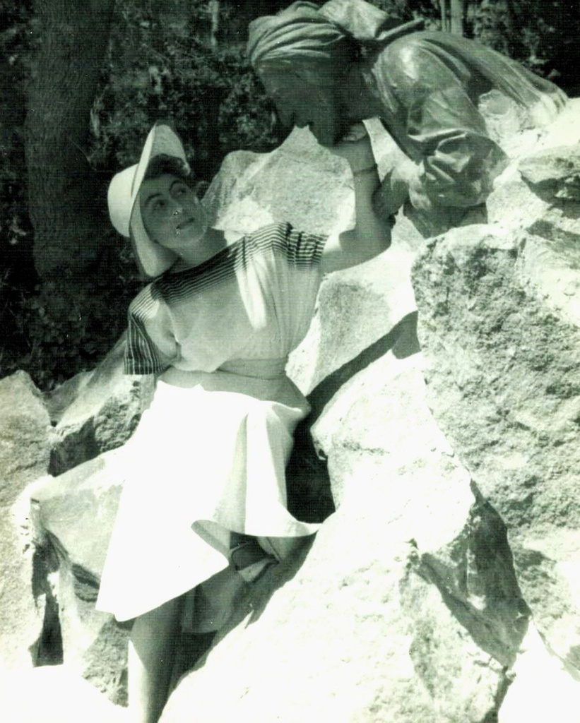 Светлана Антонова (в замужестве Сосенкова) в Мисхоре возле фонтана «Девушка Арзы и разбойник Али-Баба», 2 сентября 1950, Крымская обл., пос. Мисхор