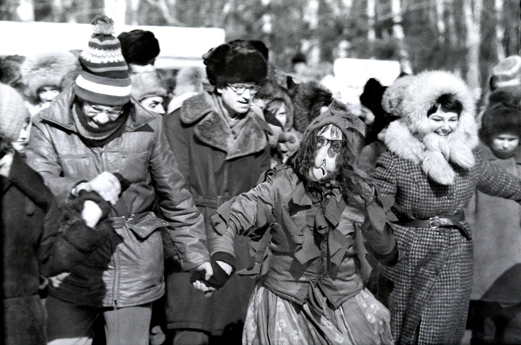 Проводы зимы. Хоровод. Баба Яга, 1982 год, г. Новосибирск. Предположительно, Центральный парк.Выставка «В Новосибирске Сергея Секретарева» с этой фотографией.
