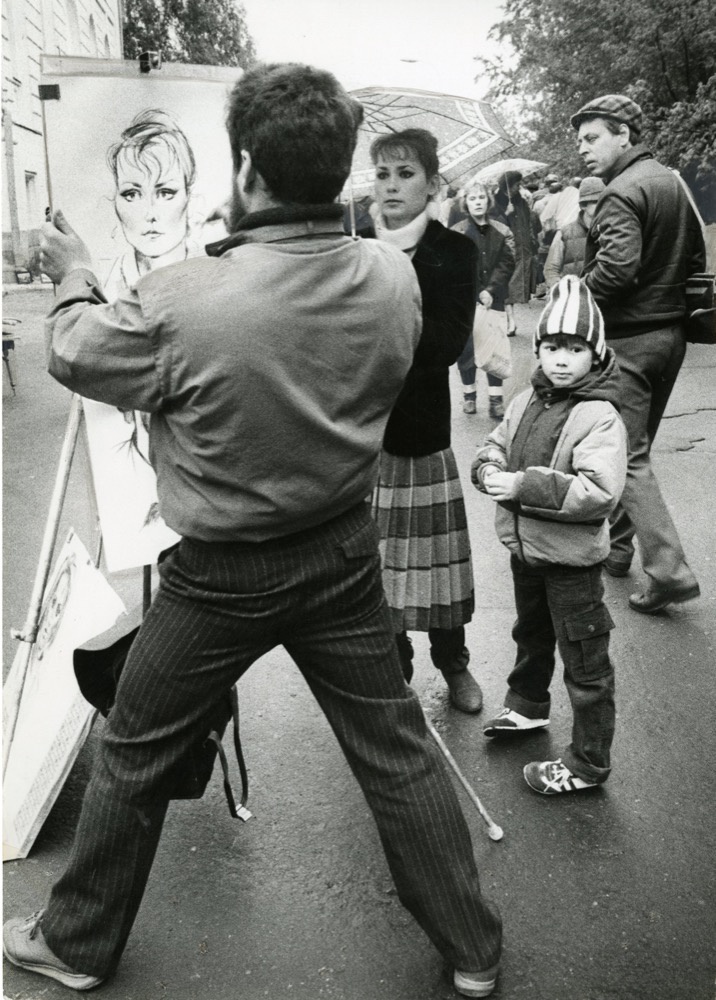 Старый Арбат. Художник рисует девушку, 1989 год, г. Москва