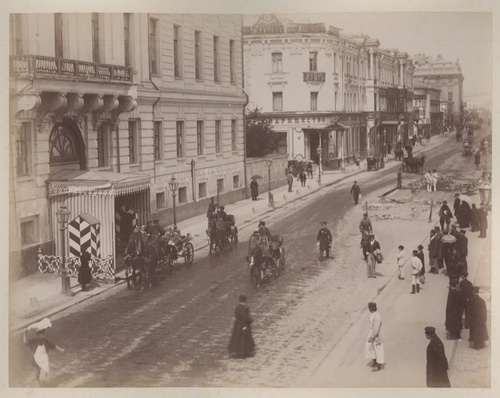 Вид на Тверскую улицу рядом с домом генерал-губернатора, 1890-е, г. Москва
