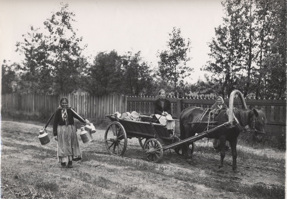 Повозка с молочницами, 1900-е. Из коллекции фотографий, собранной Я. Н. Ривошем по истории материальной культуры России конца XIX – начала XX века.