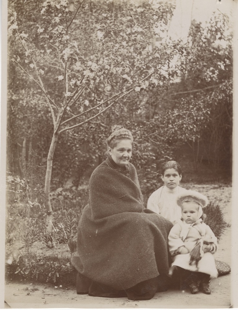 Две женщины и маленькая девочка, сидящие у дерева, 1904 год