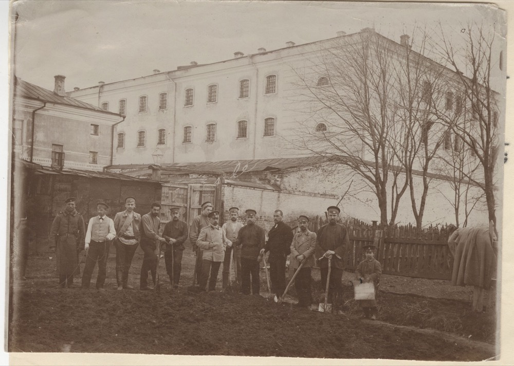Тульская губернская тюрьма, группа студентов в огороде тюрьмы, май 1902, г. Тула