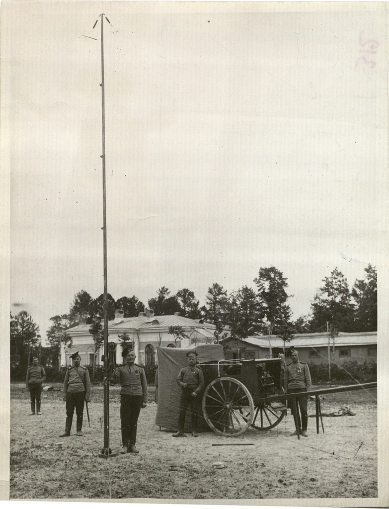 Военная радиостанция РОБТиТ с мачтой «Фаянс». Подготовка к работе, 1914 год, г. Санкт-Петербург. РОБТиТ – Русское акционерное общество беспроволочных телеграфов и телефонов.Нане – улица Академика Павлова.Из коллекции фотографий, собранной Я. Н. Ривошем по истории материальной культуры России конца XIX – начала XX века.