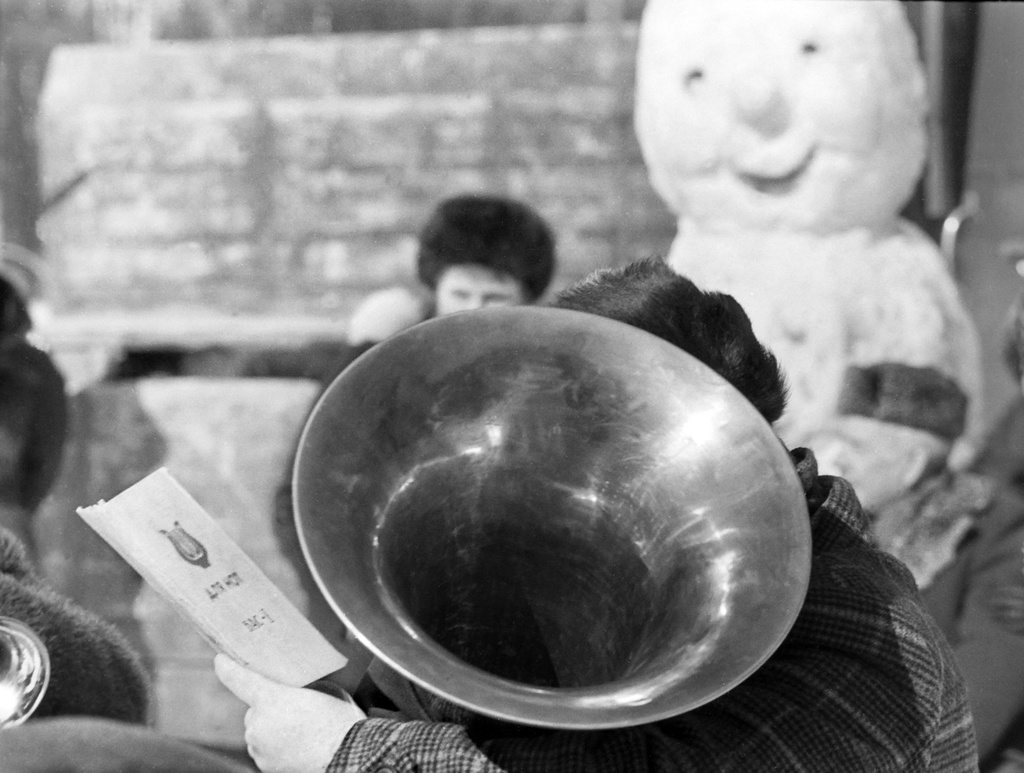 «Весенний бас». Проводы зимы, 1982 год, г. Новосибирск. Предположительно, Центральный парк.Выставка «В Новосибирске Сергея Секретарева» с этой фотографией.