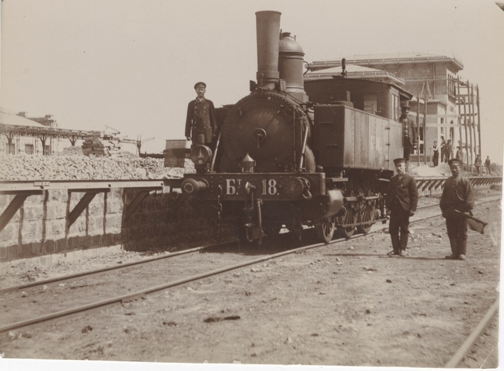 Трое мужчин на фоне паровоза, 1904 год