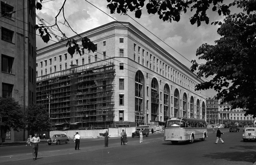 Строительство магазина «Детский мир» на площади Дзержинского, 1957 год, г. Москва. Выставка «Московский автобус» с этой фотографией.