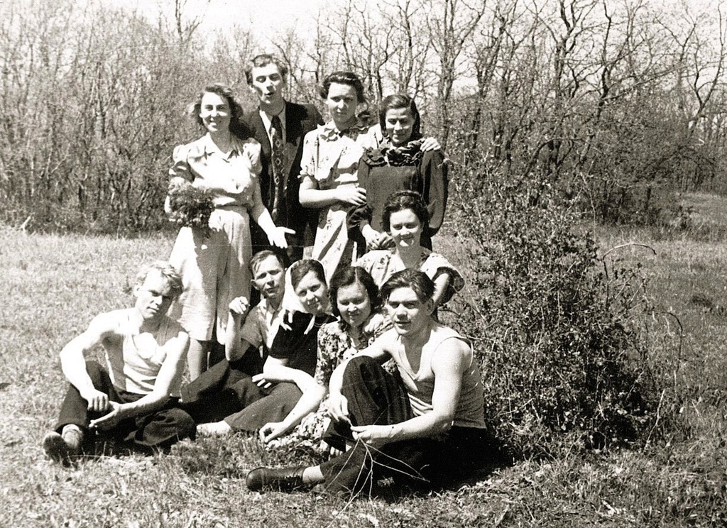 Родители Светлана и Марк Сосенковы на майские праздники с друзьями, 2 мая 1954, Румынская Народная Республика, г. Констанца. Стоят слева.