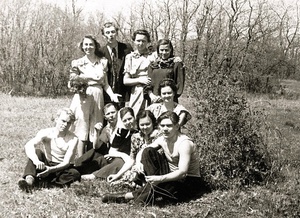 Родители Светлана и Марк Сосенковы на майские праздники с друзьями, 2 мая 1954, Румынская Народная Республика, г. Констанца. Стоят слева.