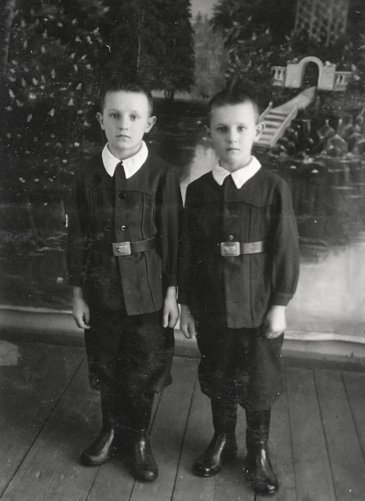 Первоклассники Слава и Аркаша, 1 сентября 1950, г. Казань