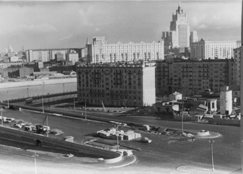 Улица Новодорогомиловская, последние работы перед сдачей моста. Вид из гостиницы «Украина», 1957 год, г. Москва