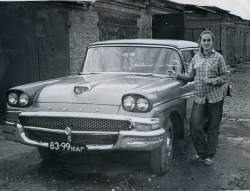 Алла Данько около своего автомобиля в ГСК «Учинский», 1970 - 1971, Московская обл., Пушкинский г. о., г. Пушкино