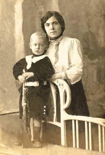 Степанида Харитоновна Антонова (Базилевская) с сыном Борисом, 1916 - 1917, г. Екатеринослав