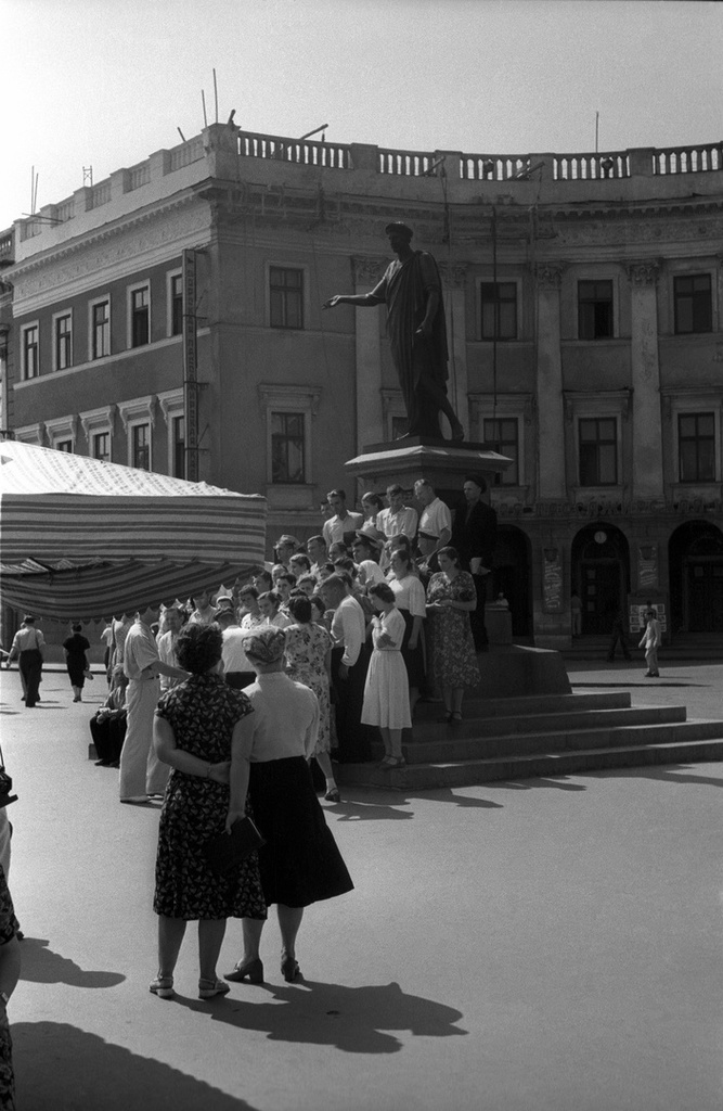 Туристы в Одессе у памятника дюку де Ришелье, 1960-е, Екатерининская площадь в Одессе