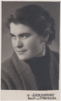 Девушка, смотрящая вдаль, 1957 год, Грузинская ССР, г. Тбилиси. Надпись на обороте: «Дорогой моей Олечке от Елены М. Помни студенческие годы. 1957. 51 комн.»