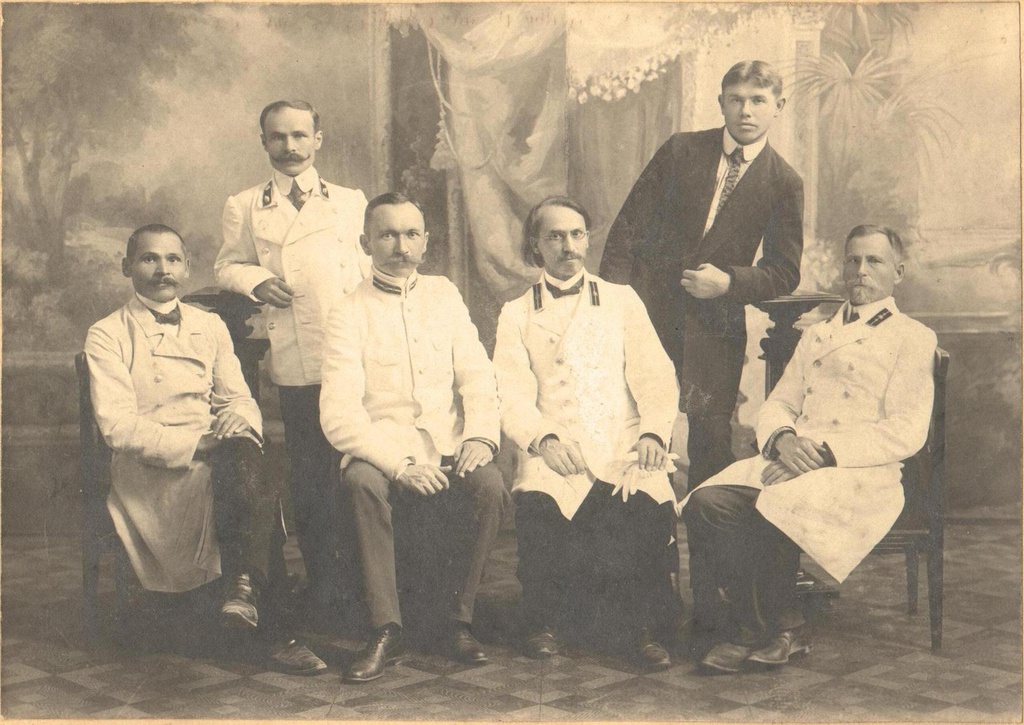 Портрет Валериана Белоусова «со товарищи», 1907 - 1909, г. Томск. Валериан Белоусов с перчатками в руке.