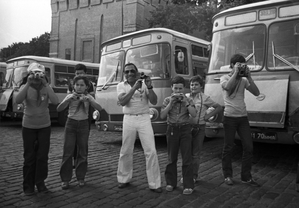 Красная площадь. Фототур, 1975 год, г. Москва. Выставка «Московский автобус» с этой фотографией.