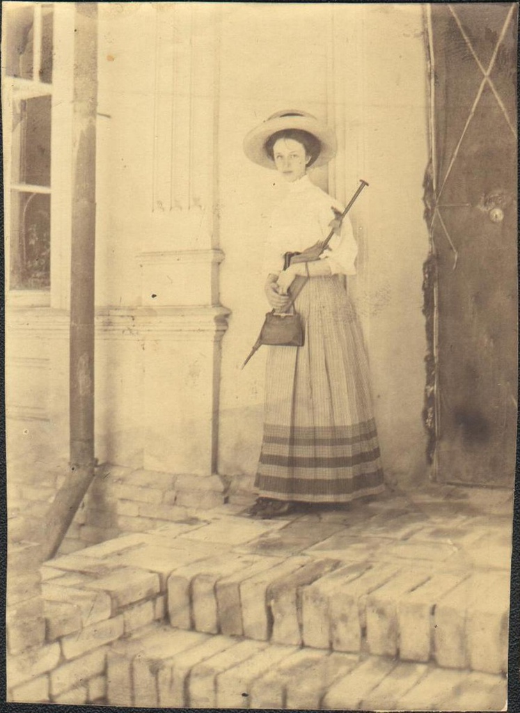 Девушка на крыльце дома Алексеевых, 1908 - 1910, г. Ташкент. Фото из альбома Петра Алексеева.