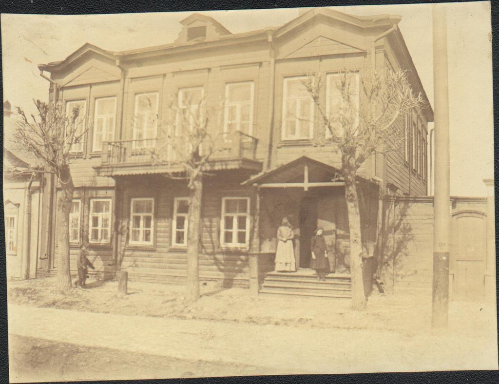 Дом в Казани, 1909 - 1910, г. Казань. Фото из альбома Петра Алексеева.