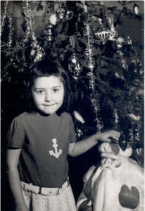 Девочка возле елки, 1 - 13 января 1970, Дагестанская АССР, г. Махачкала