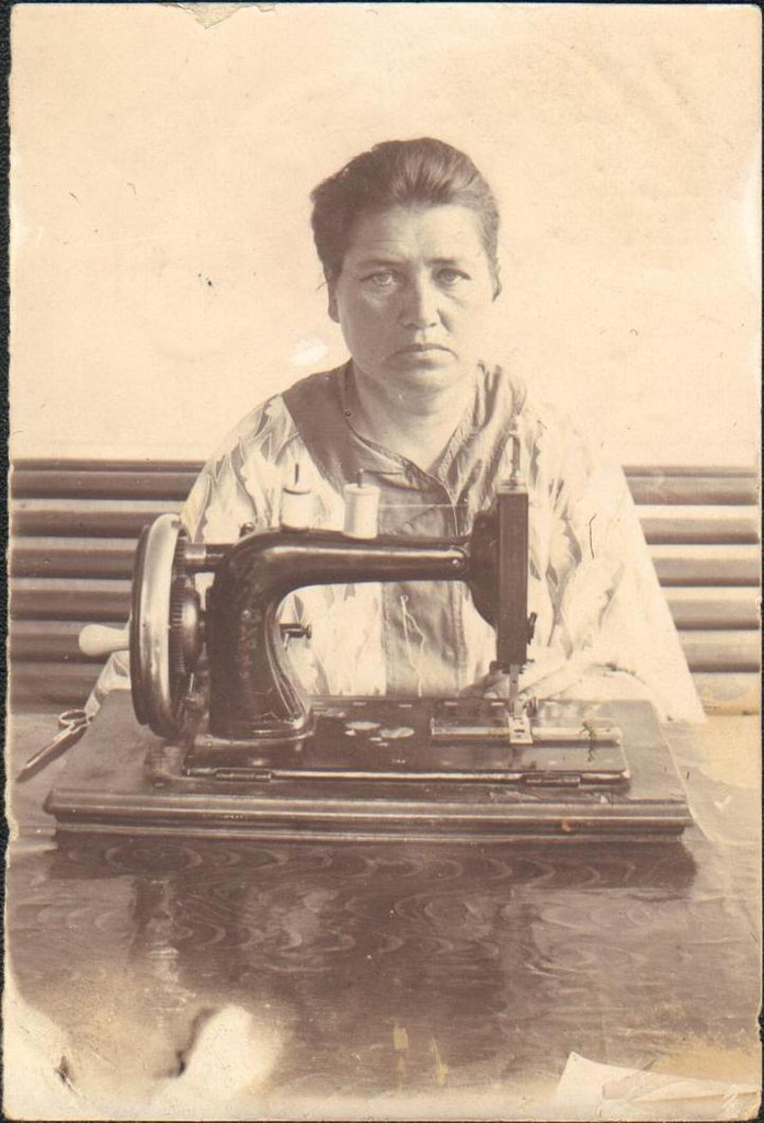 Портрет Александры Алексеевой, 1910 - 1912. Снято в Казани или Ташкенте. Фото из альбома Петра Алексеева.