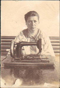 Портрет Александры Алексеевой, 1910 - 1912. Снято в Казани или Ташкенте. Фото из альбома Петра Алексеева.