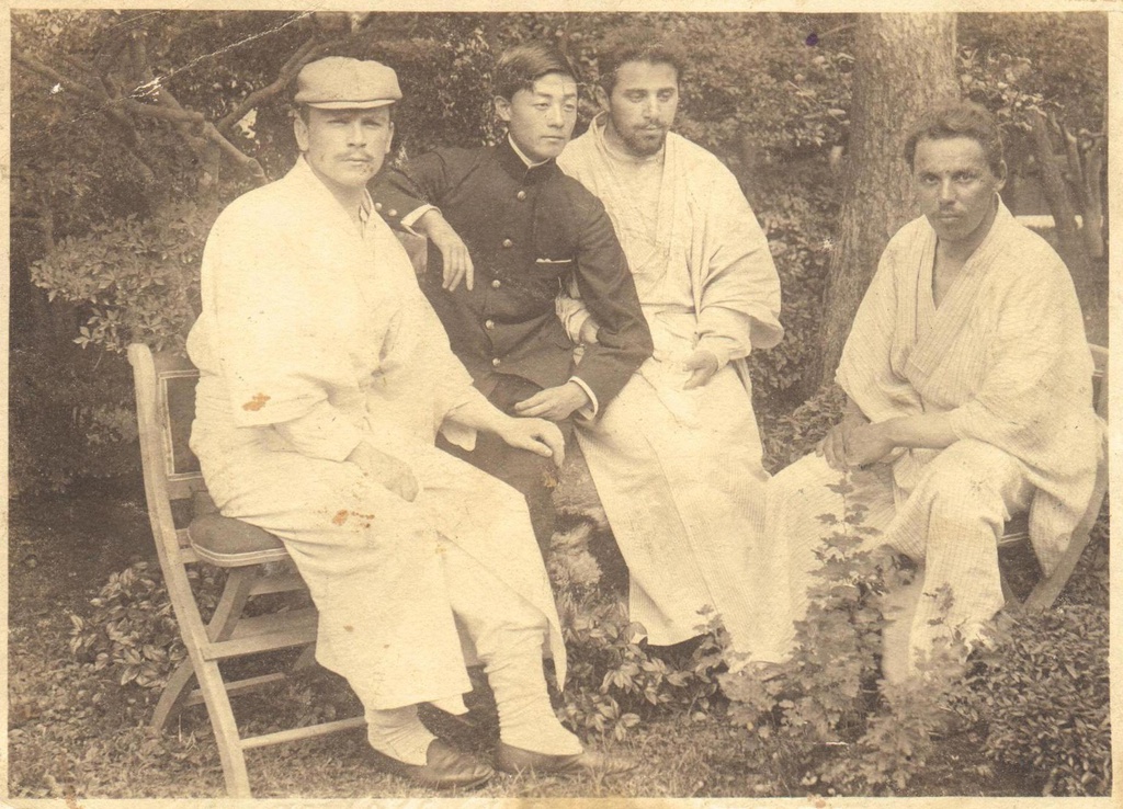 Портрет русских офицеров в «кимоно» и японца-переводчика, 1 октября 1905 - 31 января 1917, Япония. Почтовая фотокарточка. Надпись на обороте: «Ея Высокородия Александре Павловне Кондыревой | Обманьщица! В Японских халатах я, мои товарищи Энгельгардт, Акцынов и переводчик. Д. О.»