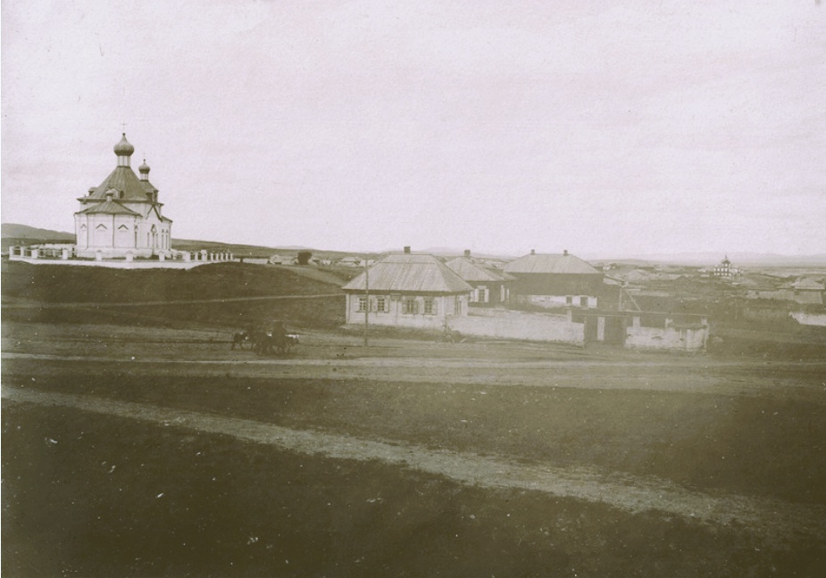 Станица Кокпектинская, 1913 год, Семипалатинская обл., Зайсанский у., станица Кокпектинская. Станица Кокпектинская основана в 1836 году и назначена местопребыванием окружного приказа в 1844 году, а в 1854, при учреждении Семипалатинской области, переименована в город.&nbsp;В 1863 году в Кокпектах считаюсь 3 613 душ обоего пола, в том числе 994 магометан.&nbsp;«Не думайте, впрочем, чтобы Кокпекты были в самом деле похожи на город. Много дурных русских деревень гораздо лучше Кокпектов. По сторонам широкой улицы расположились бедные хижины; разбитые стекла домов – а их в рамах не меньше цельных – заклеены или заменены бумагою. На бугорке стоит православная церковь чрезвычайно оригинальной архитектуры».