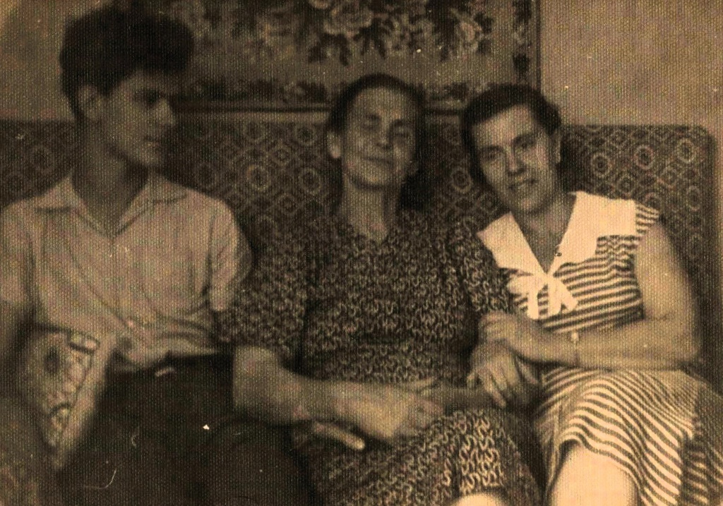 Евгения Викентьевна Сосенкова с дочерью Екатериной и внуком Констанитином, 20 июля 1960, г. Калинин. Надпись на обороте: «Радостное свидание. 20.07.60 г. Снимок Наташи».&nbsp;Ныне Тверь.