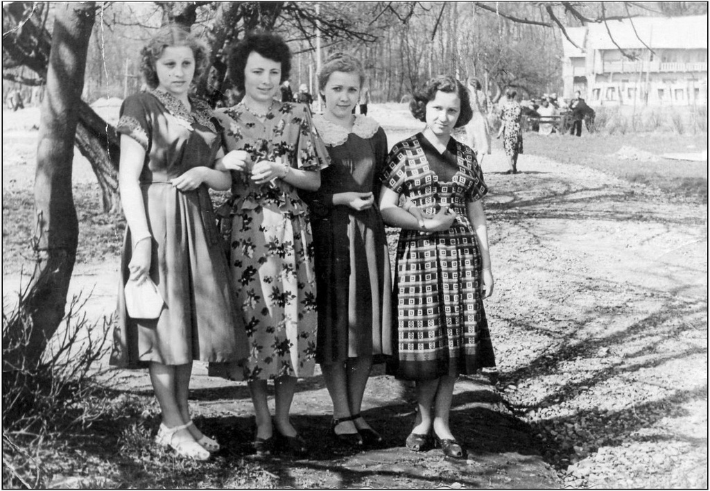 Девушки гуляют в парке им. М. Калинина, 2 мая 1952, Калининградская обл., г. Калининград. Выставка «Калининград» с этой фотографией.