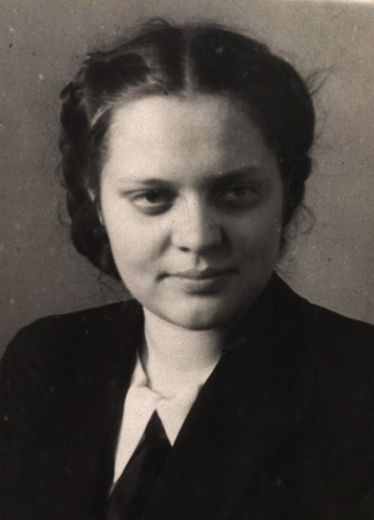 Валентина Сафонова, мамина школьная подруга, 1947 год, г. Новосибирск. На обороте дарственная  надпись Светлане Антоновой (Сосенковой): «На память Светлане А. от Валентины С. X  класс. 1947 г.».