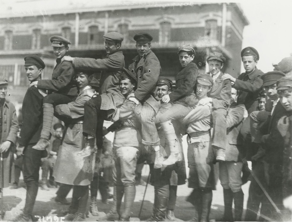 Группа допризывников, 1918 год, г. Петроград. Выставка «Скорей бы ужин и отбой, скорей бы дембель и домой» с этой фотографией.