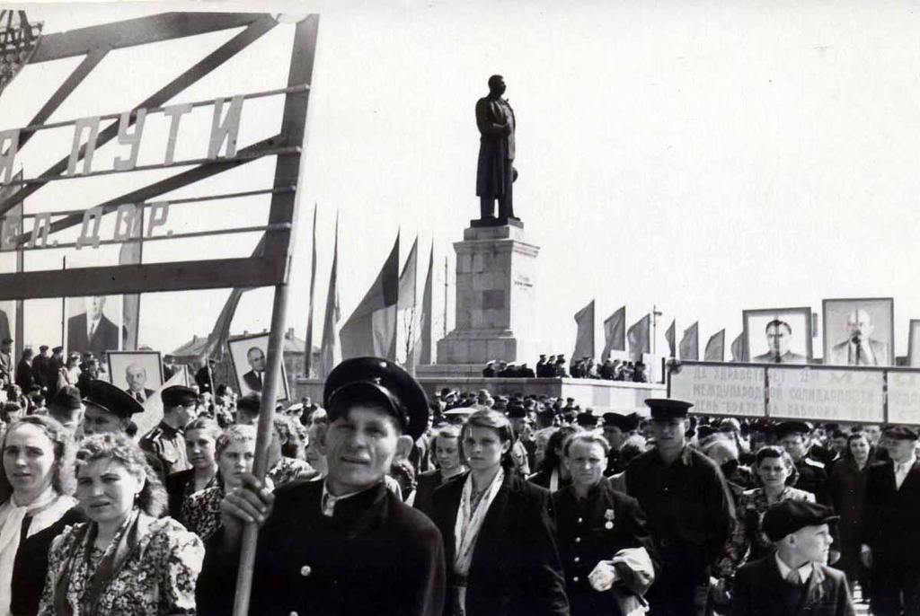 Площадь Победы. Первомайская демонстрация, 1 мая 1954, Калининградская обл., г. Калининград. Выставка «Калининград» с этой фотографией.