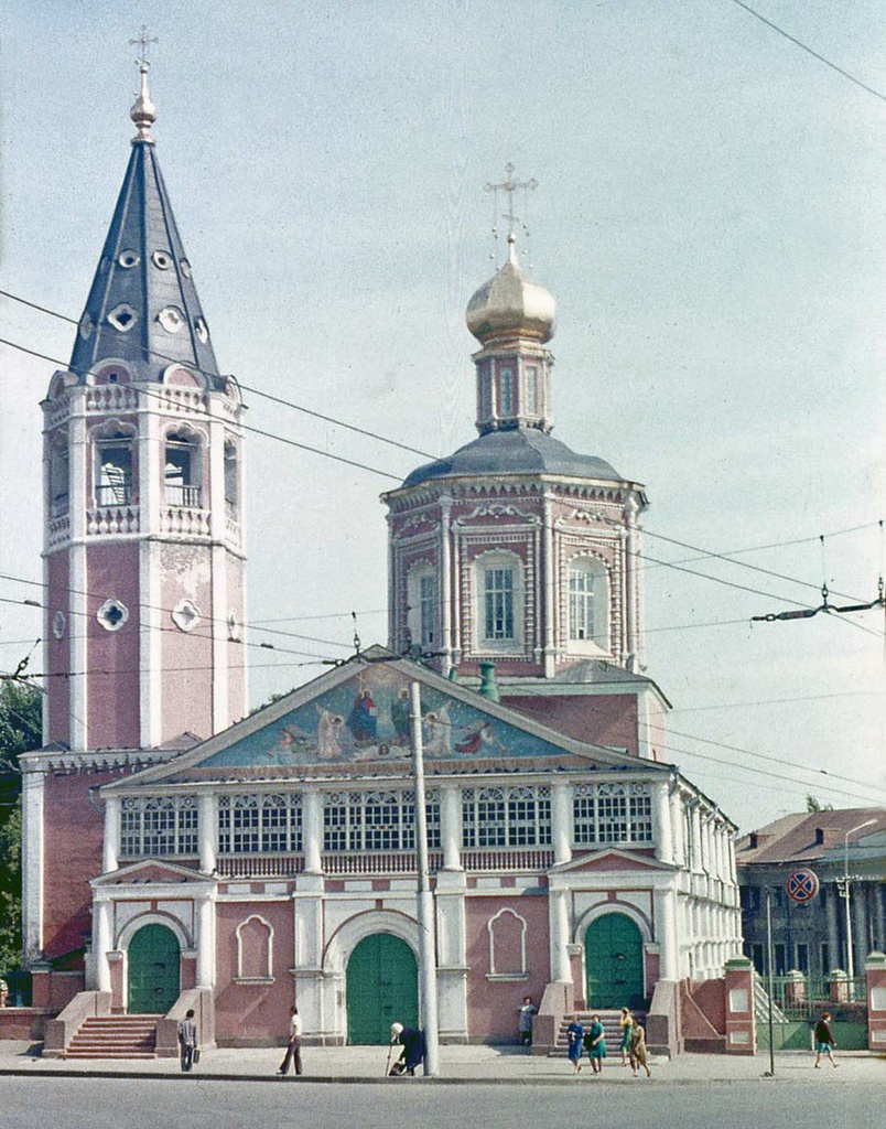 Троицкий собор, сентябрь 1980, г. Саратов. Снимок сделан 1–21 сентября 1980 года во время круиза теплохода «Николай Островский», ходившему по маршруту Москва – Астрахань – Москва. Этот круиз была организован для комсомольцев Калининского района города Москвы в качестве поощрения за успехи в общественно-политической деятельности.Выставка «Путешествие в Саратов» с этой фотографией.