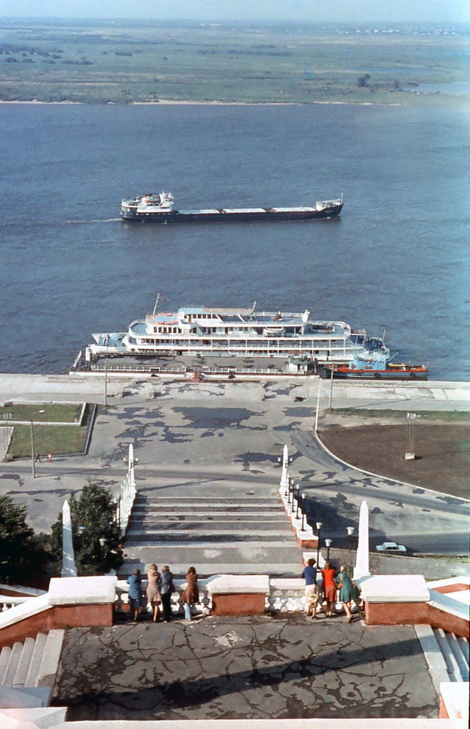 Чкаловская лестница, сентябрь 1980, г. Нижний Новгород. Снимок сделан 1–21 сентября 1980 года во время круиза теплохода «Николай Островский», ходившему по маршруту Москва – Астрахань – Москва. Этот круиз была организован для комсомольцев Калининского района города Москвы в качестве поощрения за успехи в общественно-политической деятельности.