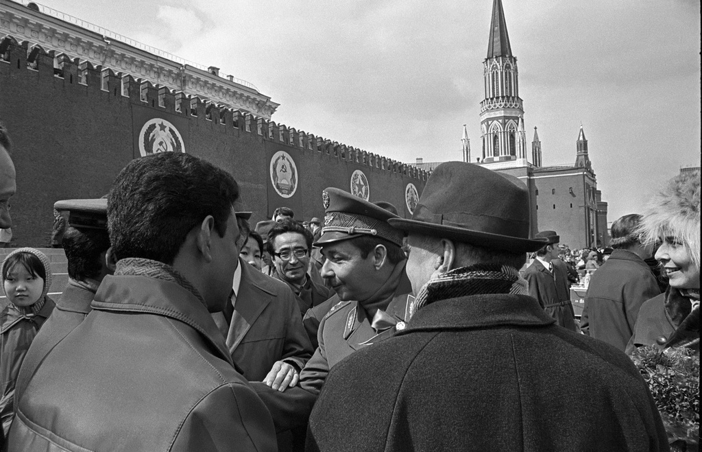 Рауль Кастро с женой Вильмой Эспин (справа) 7 ноября на Красной площади, 1960-е, г. Москва