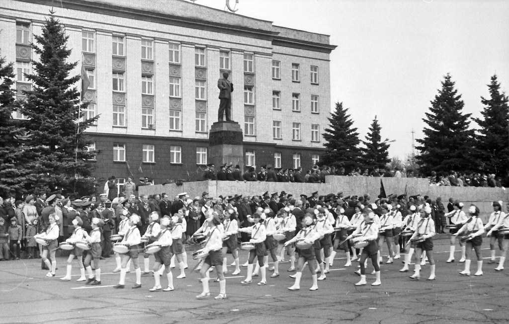 Демонстрация на площади 9 мая, 9 мая 1982, г. Орел. Выставка «Пионеры-барабанщики» с этой фотографией.