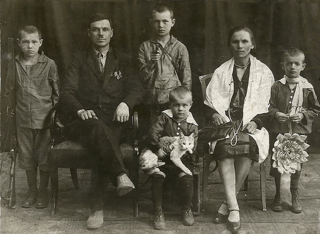 Семья Яковлевых, 1930 - 1933, Автономная Карельская ССР, г. Сегежа. Фотография из архива&nbsp;Георгия Яковлева, которую прислал&nbsp;Евгений Викторович Ахматов.Выставка «Жизнь кошек» с этим снимком.