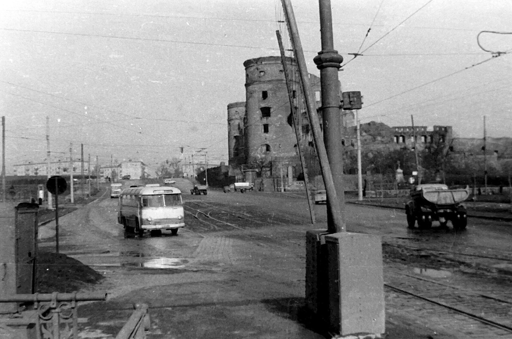 Ленинский проспект. Руины Королевского замка, 1965 - 1966, Калининградская обл., г. Калининград. Выставка «Калининград» с этой фотографией.