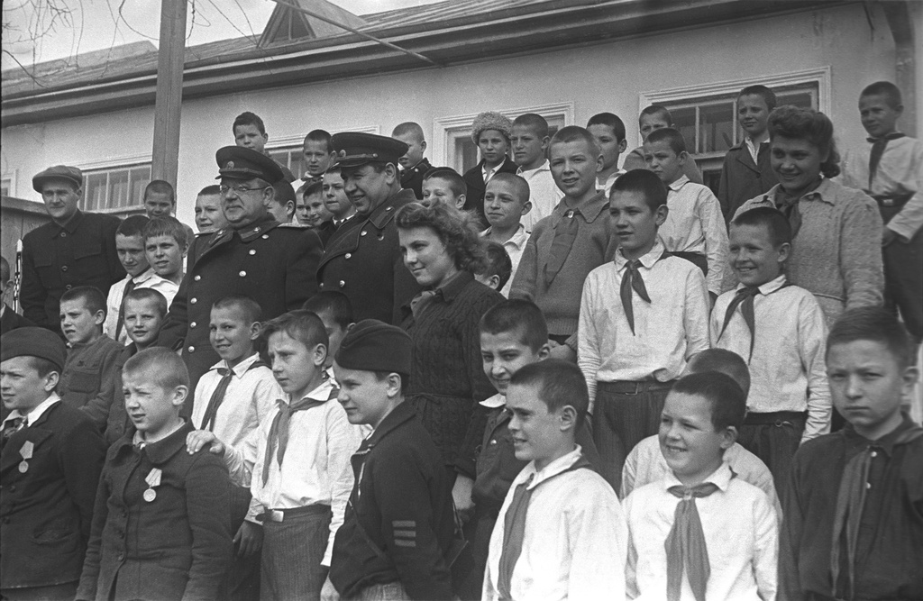 Наркомы Сергей Никифорович Круглов, Пётр Васильевич Федотов в Артеке с детьми-героями, февраль 1945, Крымская АССР, пгт. Гурзуф