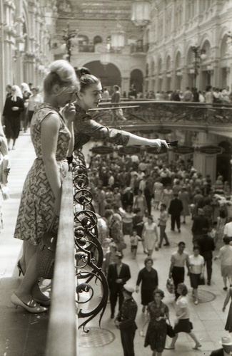 «ГУМ. Красивые девушки, красивые перила», 1965 - 1970, г. Москва