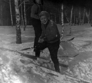 Зимние забавы, март 1966, Томская обл., г. Томск. «Потаповы Лужки» на южной окраине Томска. Анатолий Чухломин (9 лет)  –  приобщение к горным лыжам еще впереди.