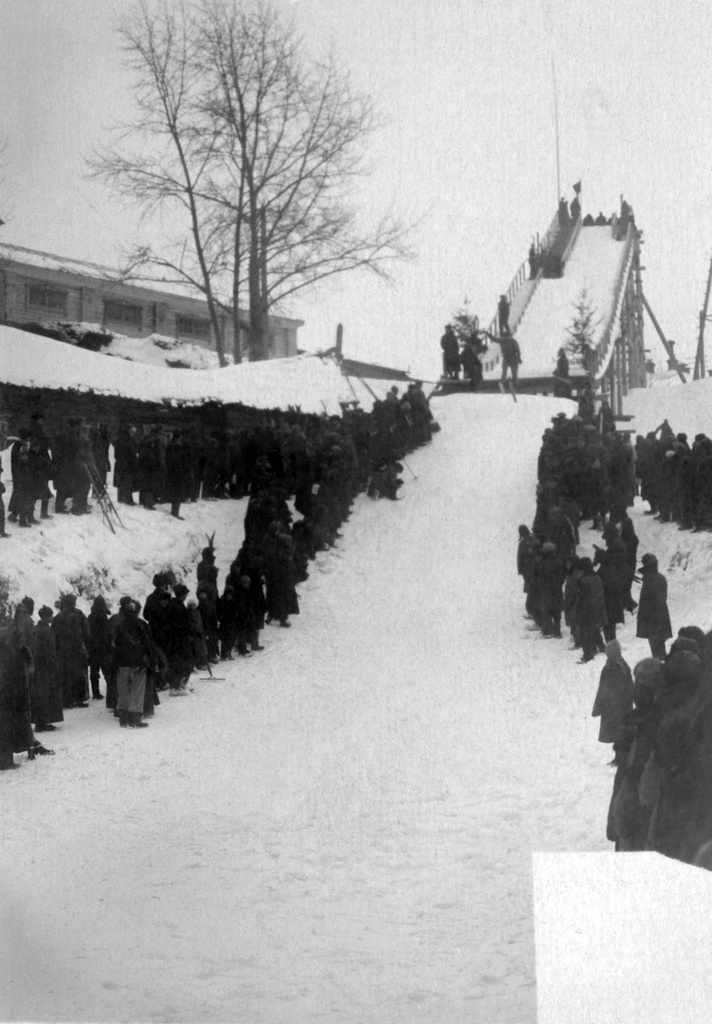 Старый трамплин в городе Томске, март 1936, Томская обл., г. Томск. Соревнования по прыжкам на лыжах с трамплина. Рекорд был около 15 метров. Этот городской трамплин находился в Типографском переулке, за главным корпусом ТУСУР (Томский университет систем управления и радиоэлектроники). Сейчас там все застроено многоэтажными домами.